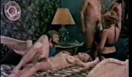 Búp bê sứ nhút nhát cho một handjob clip sec khong che