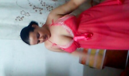 Brunette bà nội trợ mặc trong đỏ váy p sec khong che ngủ