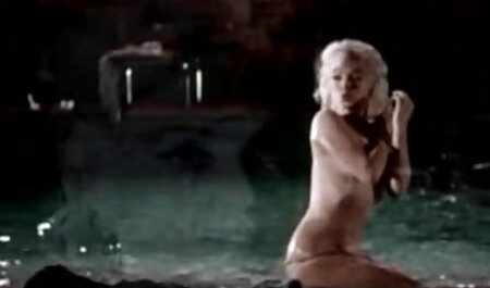 Vanessa Scott cởi trần trong phòng phm sec khong che có chủ đề hoa hồng